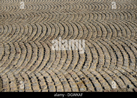 ARLINGTON, Virginia, Stati Uniti - la superficie modellata di una strada acciottolata sul Memorial Bridge mostra intricati lavori in pietra. Questo ponte storico collega Arlington, Virginia, a Washington DC attraverso il fiume Potomac. Foto Stock