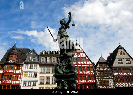 Gerechtigkeitsbrunnen o Justitiabrunnen Fontana della giustizia, la statua in bronzo di giustizia, Samstagsberg, Roemerberg square Foto Stock