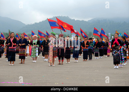 Festival, il laotiano persone di diversi gruppi etnici, Khmu, Hmong, Akha, Lue, Lao bandiere nazionali, le bandiere del Partito comunista Foto Stock