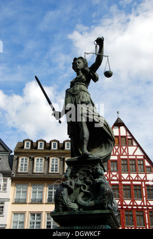 Gerechtigkeitsbrunnen o Justitiabrunnen Fontana della giustizia, la statua in bronzo di giustizia, Samstagsberg, Roemerberg square Foto Stock