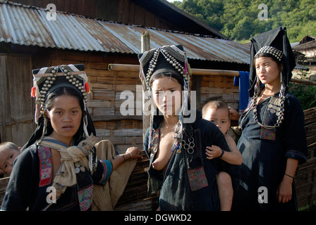 La povertà e le donne di Akha Nuqui gruppo etnico, madri, i bambini sul loro dorso, abito, abito tradizionale, colore indaco Foto Stock