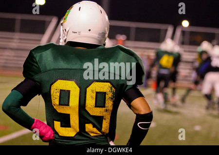 Il sergente Ricardo Ramírez, leader di squadra, 3° Battaglione, quinto reggimento Marine, orologi combattimenti quinto il reato durante una partita di football qui, Ottobre 21, 2013. Ramirez ha perso la sua mano mentre distribuito con 3° Battaglione, 5 Marines, a sostegno del funzionamento dell'Iraq Foto Stock