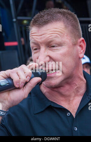 Londra, Regno Unito. 26 ott 2013. Migliaia di amanti del football americano si radunano in Trafalgar Square per la ventola di NFL Rally precedendo il fissaggio tra il San Francisco 49ers e Jacksonville Jaguars allo Stadio di Wembley il giorno seguente. Credito: Paolo Davey/Alamy Live News Foto Stock