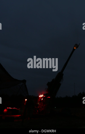 Stati Uniti Marines con l'India batteria, 3° Battaglione, decimo Marines, il fuoco di un round di illuminazione da un M777 Obice durante il funzionamento Foto Stock