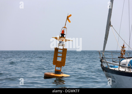 Giallo boe di segnalazione dal sistema di allarme rapido in caso di tsunami, Ko Phi Phi Island, Phuket, Thailandia, Asia Foto Stock