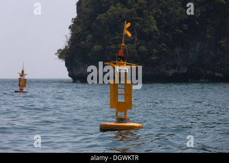 Giallo boe di segnalazione dal sistema di allarme rapido in caso di tsunami, Ko Phi Phi Island, Phuket, Thailandia, Asia Foto Stock