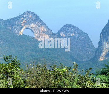 Luna montagna vicino a Yangshuo, Guilin, Guangxi, Cina e Asia Foto Stock