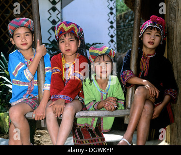 Miao bambini indossare tradizionali costumi etnici, Hainan in Cina, Asia Foto Stock
