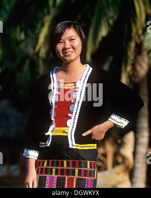 Giovani Miao donna che indossa un tradizionale costume etnico, Hainan in Cina, Asia Foto Stock
