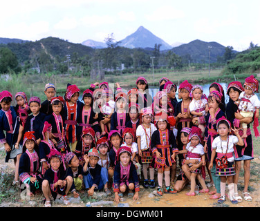 Miao bambini indossare tradizionali costumi etnici, Hainan in Cina, Asia Foto Stock