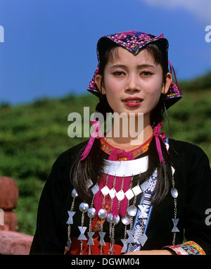 Giovani Miao donna che indossa un tradizionale costume etnico, ritratto, Hainan in Cina, Asia Foto Stock