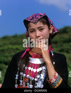 Giovani Miao donna che indossa un tradizionale costume etnico, ritratto, Hainan in Cina, Asia Foto Stock