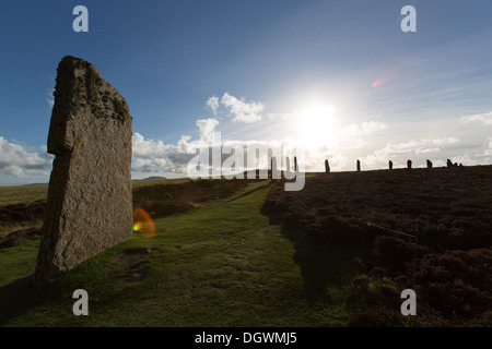 Isole di Orkney, Scozia. Il pittoresco stagliano vista di Orkney's storico Ring di Brodgar. Foto Stock