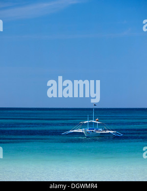 Banka o outrigger barca sul mare, Boracay, Aklan, Filippine Foto Stock