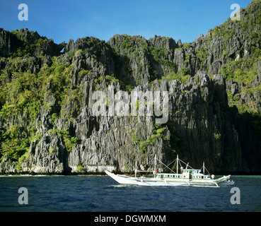 Banka o outrigger boat off il El Nido Resort Miniloc Island, El Nido, Palawan Mimaropa, Filippine Foto Stock