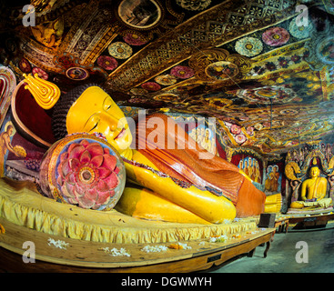 E reclinabili Buddha seduto, il soffitto dipinto, nella grotta Aluvihara o tempio di roccia, Aluvihara, Matale Zentralprovinz Foto Stock