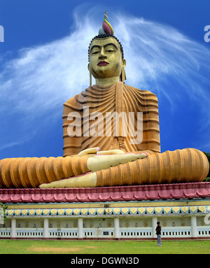 Seduto gigantesca statua di Buddha all'Wewurukannala Vihara Temple, Dikwella, Matara Distrikt, Südprovinz, Sri Lanka Foto Stock