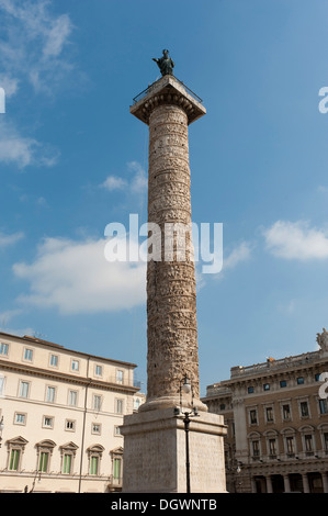 Un antico Romano Colonna della Vittoria, la colonna di Marco Aurelio su Piazza Piazza Colonna, antica Roma, Lazio, Italia, Europa meridionale Foto Stock