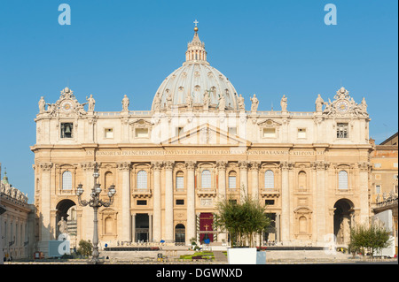 La Basilica di San Pietro, Basilica di San Pietro in Vaticano chiesa cattolica romana, facciata principale, Vaticano, Città del Vaticano, Roma, Lazio Foto Stock