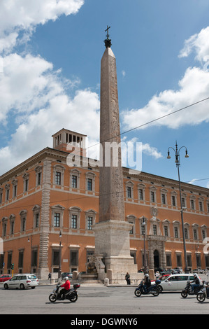 Antico obelisco egiziano, Piazza San Giovanni in Laterano davanti al Palazzo Lateranense, la più antica e più grande obelisco di Roma Foto Stock