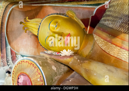 Buddha reclinato statua, Pilikuttuwa buddista di Tempio, Pilikuttuwa, Sri Lanka Foto Stock