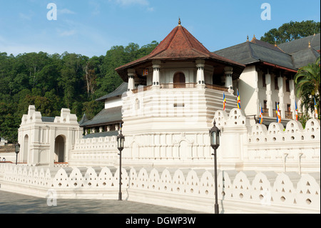 Santuario buddista, torre ottagonale, Sri Dalada Maligawa, il tempio del Dente a Kandy, Kandy, Sri Lanka Foto Stock