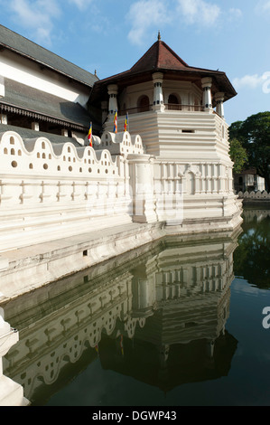 Santuario buddista, torre ottagonale, Sri Dalada Maligawa, il tempio del Dente a Kandy, Kandy, Sri Lanka Foto Stock