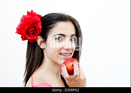 Giovane femmina mangia pesche noci Foto Stock