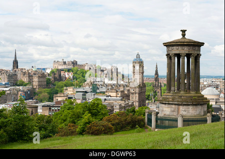 Vista sul centro storico dalla Calton Hill, con il Castello di Edimburgo, Dugald Stewart monumento, centro storico, Edimburgo Foto Stock