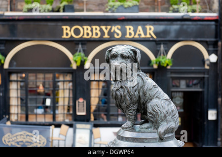 Monumento a un cane, Greyfriars Bobby, nella parte anteriore del Bobby's Bar, Lothian, Edimburgo, Scozia, Regno Unito Foto Stock