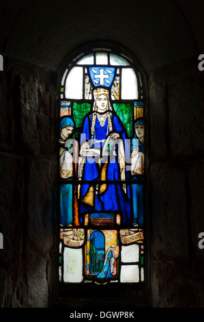 Vetrata che mostra la Regina Margherita di Scozia, St. Margaret's Chapel, il Castello di Edimburgo, Stirling, Scozia Foto Stock