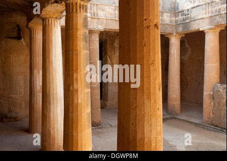 Scavo Archeologico sito, colonne in una grotta, necropoli, Königsgräber von Nea Paphos, Paphos, Republik Zypern, Cipro Foto Stock