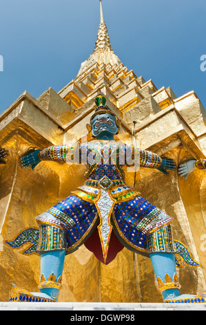 Custode statua alla base di una golden chedi, Wat Phra Kaeo o Wat Phra Kaew tempio, Royal Palace, Großer Palast, Grand Palace Foto Stock