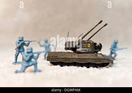 Serbatoio del giocattolo, Siku, Bundeswehr serbatoio, ghepardo, Flakpanzer Gepard, kakhi, 1977 - 1979, in plastica blu, soldati di fanteria corazzata durante Foto Stock