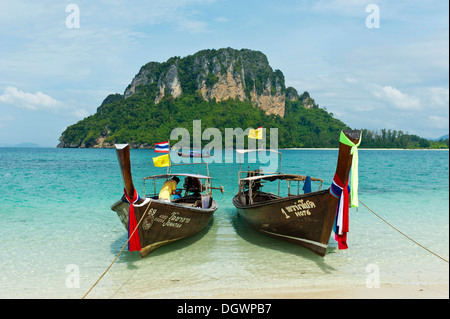 Due longtail barche su una spiaggia, Insel Tup, Ao Nang, Provincia di Krabi, nel sud della thailandia, tailandia Foto Stock