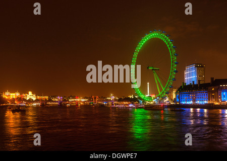 Night Shot, il London Eye in verde, County Hall, fiume Thames, London, England, Regno Unito, Europa Foto Stock