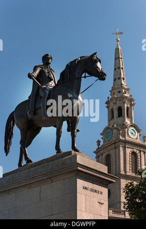 Il re George IV statua equestre di fronte a San Martin nei campi Chiesa, Trafalgar Square, London, England, Regno Unito Foto Stock
