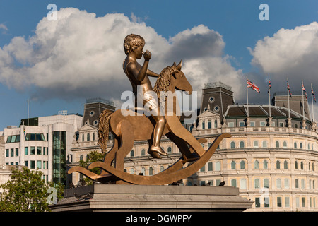 Ragazzo di bronzo su un cavallo a dondolo da Elmgreen & Dragset, Trafalgar Square, London, England, Regno Unito, Europa Foto Stock