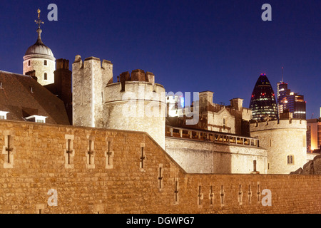 Torre di Londra al tramonto di fronte la Swiss Re Tower, il Gherkin, London, England, Regno Unito, Europa Foto Stock