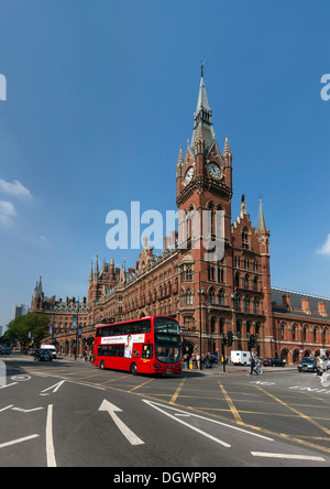 Neogotica di St Pancras Station con la torre dell orologio, King's Cross a Londra, Inghilterra, Regno Unito, Europa Foto Stock