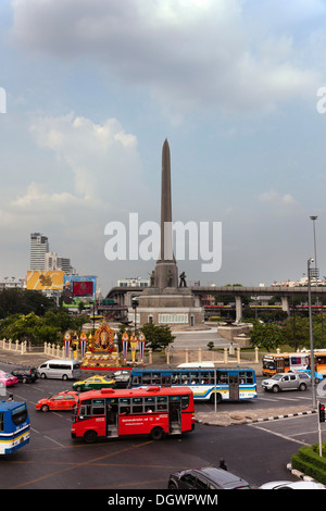 La colonna della vittoria su una rotatoria nel quartiere Ratchathewi, Bangkok, Thailandia, Asia Foto Stock