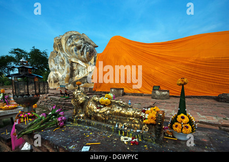 Wat Lokaya Sutharam, Wat Lokayasutha, Buddha reclinato, 40 metri di lunghezza e 8 metri di altezza, Ayutthaya, Thailandia, Asia Foto Stock