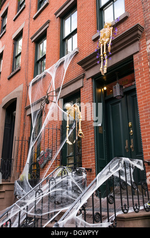 Greenwich Village casa nella città di New York decorato per la festa di Halloween Foto Stock