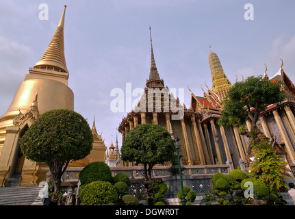 Phra Sri Rattana Chedim, Phra Mondop e Prasart Phra Thepbidorn, Wat Phra Kaeo, Krung Thep, Bangkok, Thailandia, Asia Foto Stock