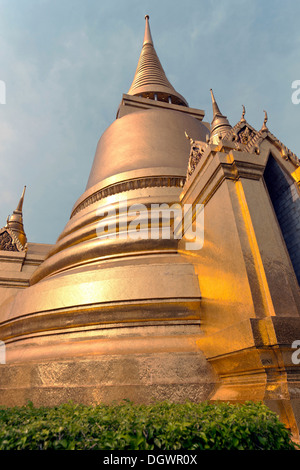 Phra Sri Rattana Chedi, Wat Phra Kaeo, Krung Thep, Bangkok, Thailandia, Asia Foto Stock