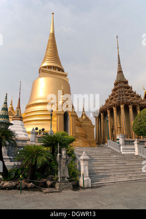 Phra Sri Rattana Chedi e Phra Mondop, Wat Phra Kaeo, Krung Thep, Bangkok, Thailandia, Asia Foto Stock