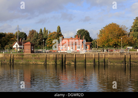 Teddington lock sul Fiume Tamigi a Teddington SW LONDON REGNO UNITO Foto Stock