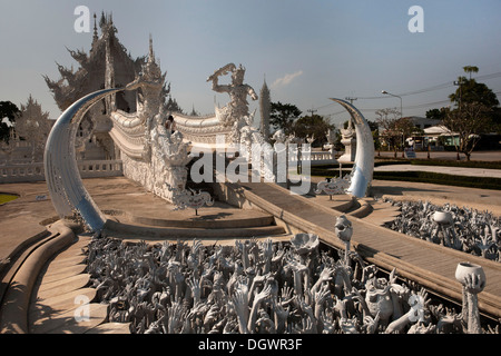 Tempio di bianco, ingresso di Wat Rong Khun da Chalermchai Kositpipat, Chiang Rai, Thailandia del Nord della Thailandia, Asia Foto Stock