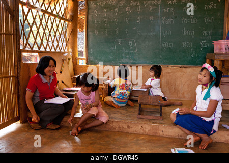 Scuola per montanari, Padaung ragazze con collo anelli, a collo lungo le donne, Chiang Rai, Thailandia del Nord della Thailandia, Asia Foto Stock