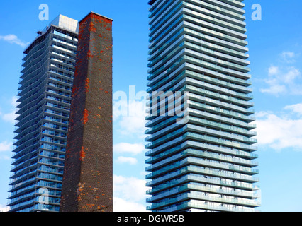 Due moderni edifici di condomini e una vecchia tubazione di stack a Toronto in Canada Foto Stock